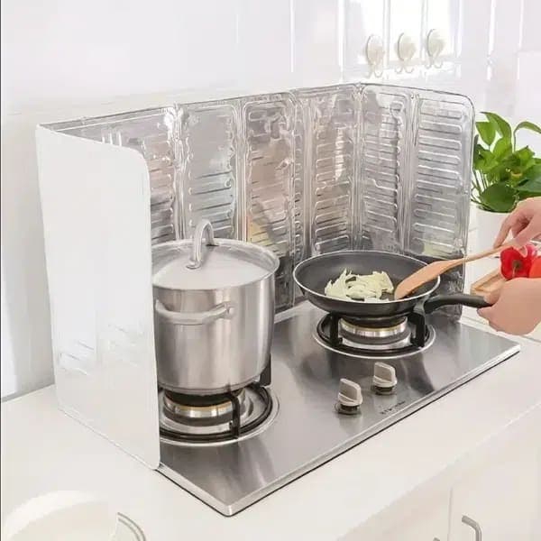 Pantalla protectora de aluminio plegable para uso en cocinas